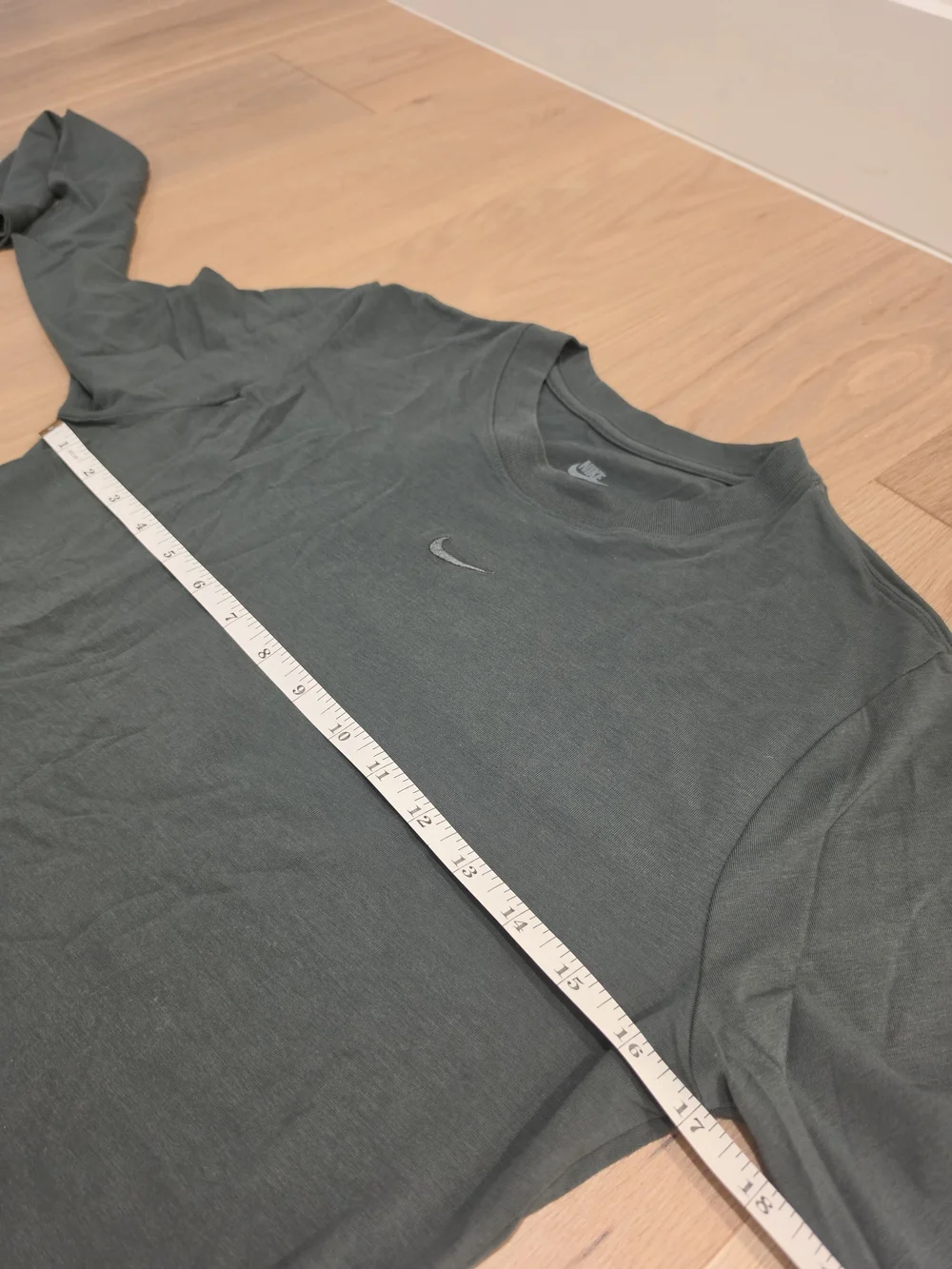 Nike Women's Long-Sleeve Crop Top in Dark Green